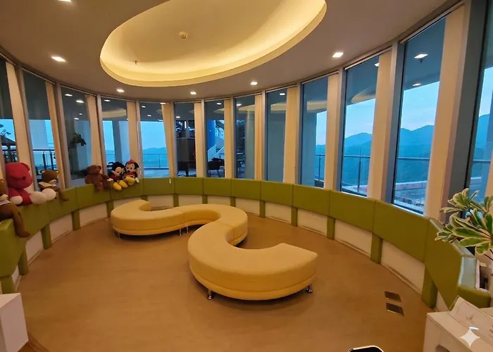 Апартаменты Strolling In The Clouds 37th Floor Panoramic View In Near Bts Phra Khanong Station Infinity Pool Luxurious And Cozy Бангкок